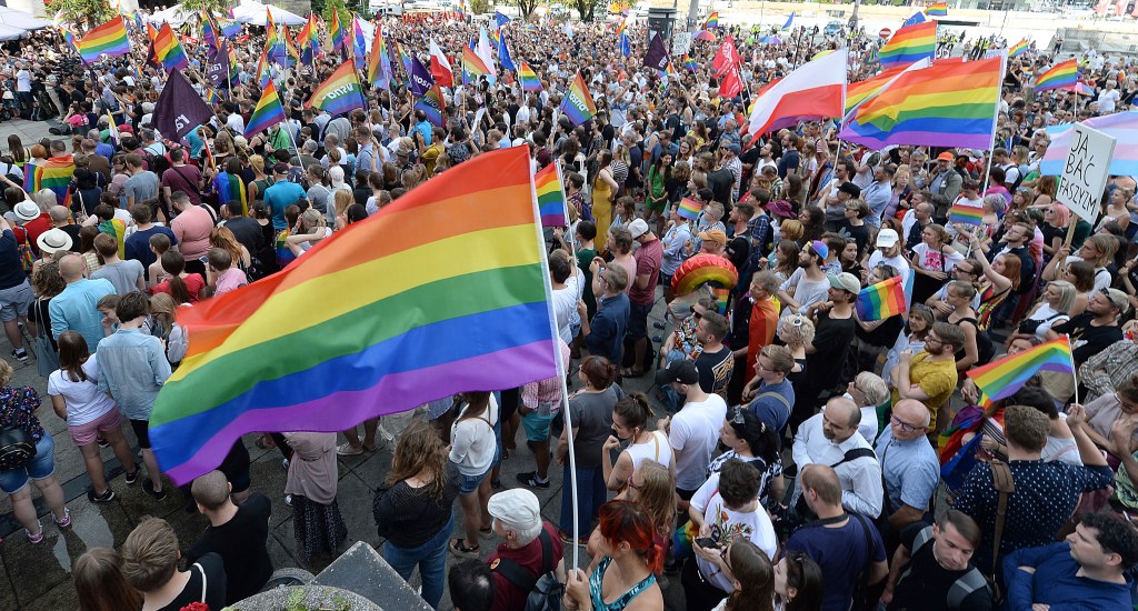 O governo populista da Polônia declarou guerra à comunidade LGBTQ
